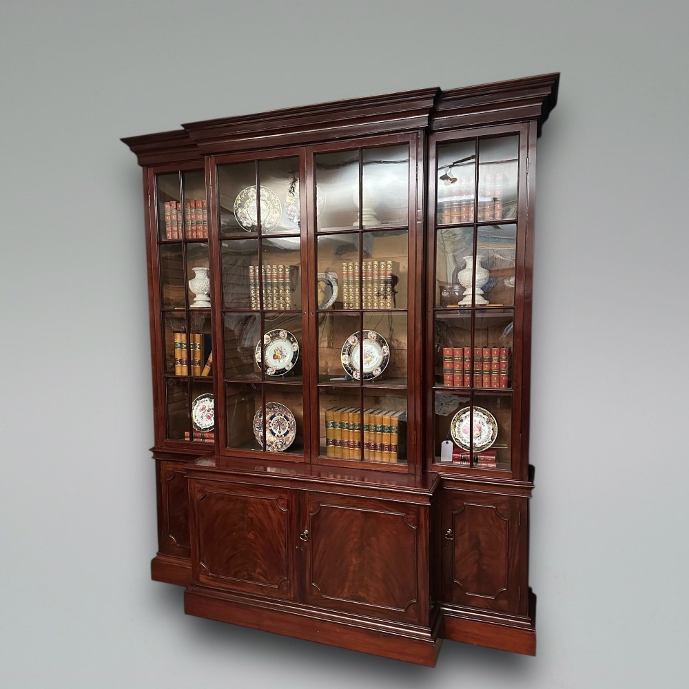 GEORGIAN MAHOGANY BREAKFRONT BOOKCASE