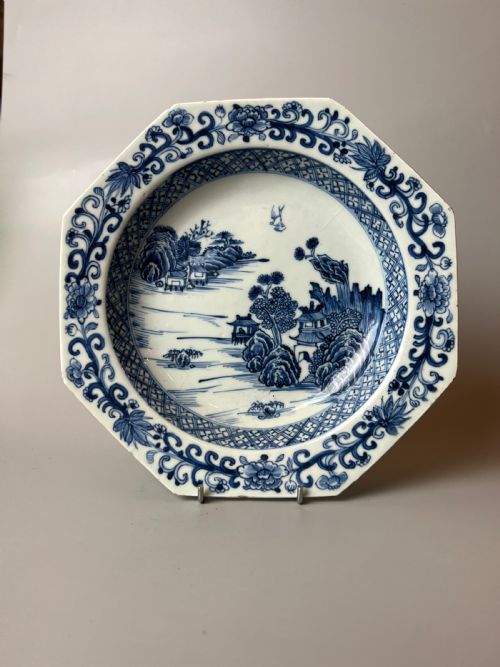 A FINE LATE 18THC. CHINESE EXPORT HEXAGONAL PORCELAIN PLATE C.1780