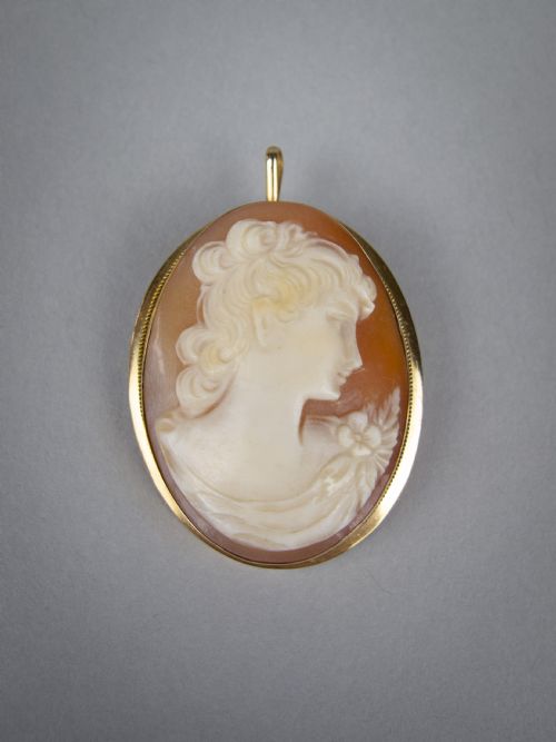 18 Carat Gold Finely Carved Cameo Brooch / Pendant