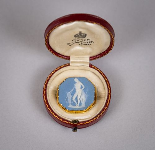 Georgian Wedgwood Blue Jasparware 9 Carat Gold Mounted Brooch in Case.