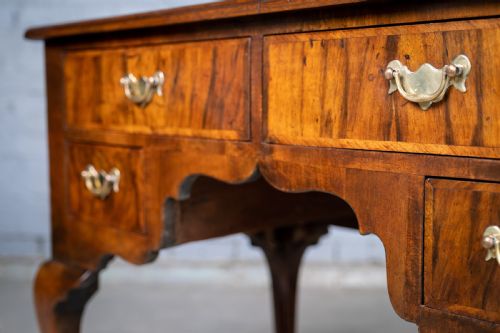 18TH CENTURY GEORGIAN FEATHERBANDED WALNUT LOWBOY - ADDITIONAL PHOTO 6