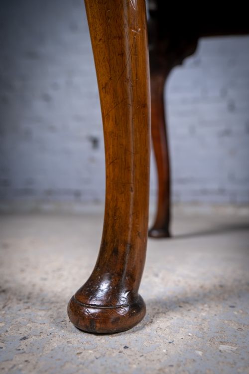 18TH CENTURY GEORGIAN FEATHERBANDED WALNUT LOWBOY - ADDITIONAL PHOTO 12