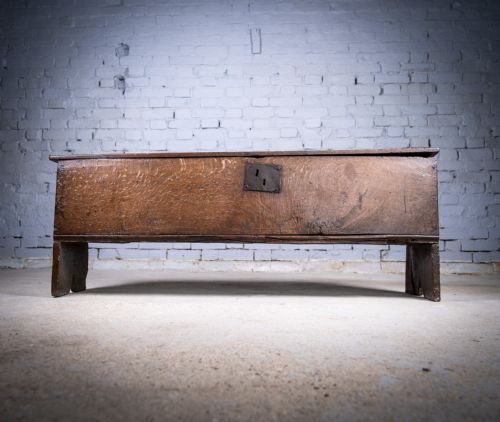early 17th century oak six plank narrow chest coffer - CATEGORY: ANTIQUE CHESTS - DATED BEFORE 1700