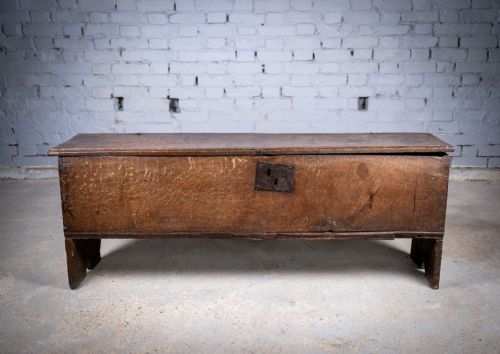 EARLY 17TH CENTURY OAK SIX PLANK NARROW CHEST COFFER - ADDITIONAL PHOTO 1