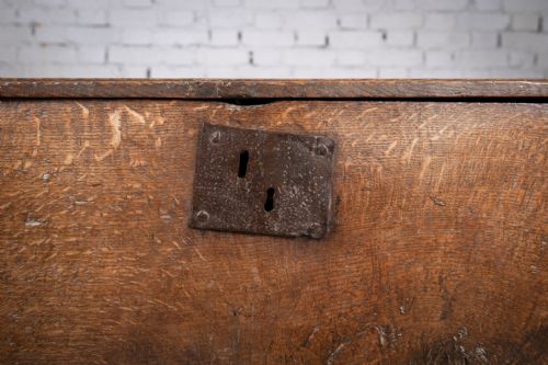 EARLY 17TH CENTURY OAK SIX PLANK NARROW CHEST COFFER - ADDITIONAL PHOTO 7