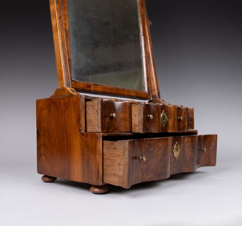 GEORGE I WALNUT SWING MIRROR WITH FOUR SERPENTINE DRAWERS C1720 - ADDITIONAL PHOTO 5
