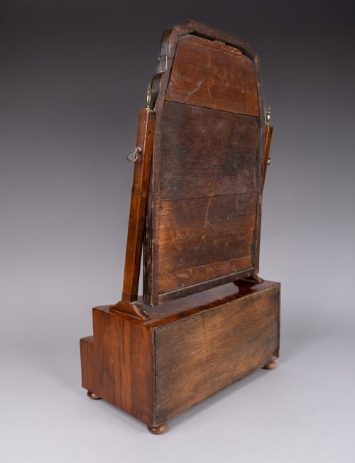 GEORGE I WALNUT SWING MIRROR WITH FOUR SERPENTINE DRAWERS C1720 - ADDITIONAL PHOTO 10