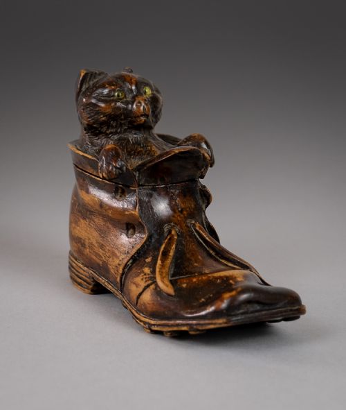 19TH CENTURY CARVED CAT IN BOOT NOVELTY INKWELL - ADDITIONAL PHOTO 3