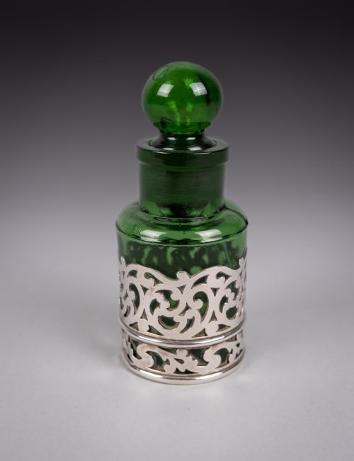 sterling silver emerald green glass scent bottle by william hutton sons 1903 - CATEGORY: ANTIQUE GLASS - DATED 1900