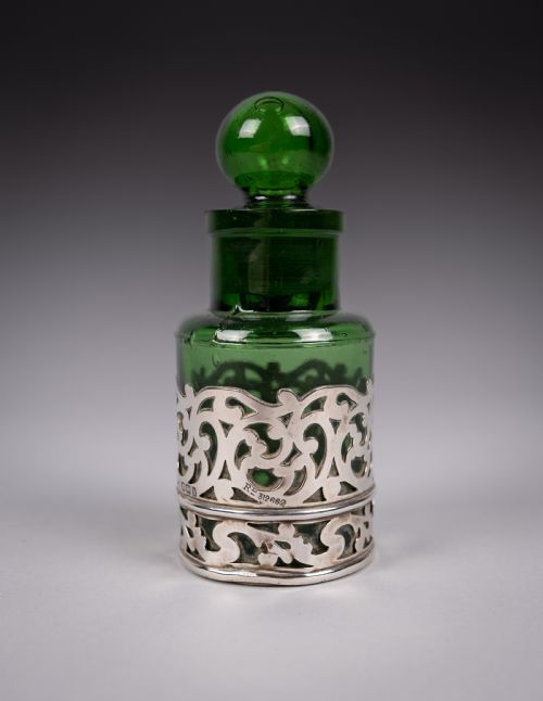 STERLING SILVER EMERALD GREEN GLASS SCENT BOTTLE BY WILLIAM HUTTON SONS 1903 - ADDITIONAL PHOTO 1