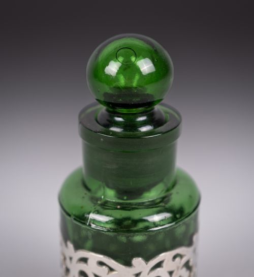 STERLING SILVER EMERALD GREEN GLASS SCENT BOTTLE BY WILLIAM HUTTON SONS 1903 - ADDITIONAL PHOTO 2