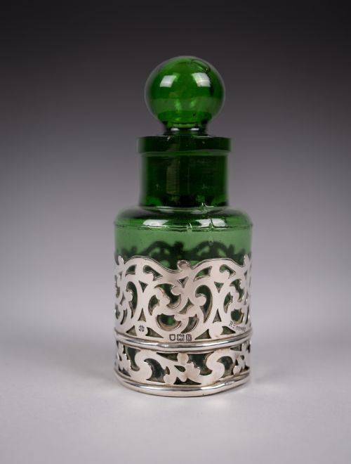 STERLING SILVER EMERALD GREEN GLASS SCENT BOTTLE BY WILLIAM HUTTON SONS 1903 - ADDITIONAL PHOTO 3