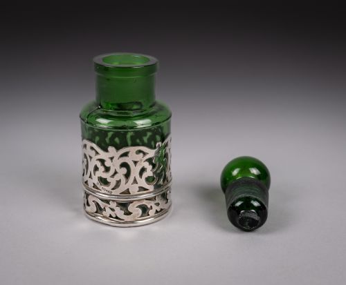 STERLING SILVER EMERALD GREEN GLASS SCENT BOTTLE BY WILLIAM HUTTON SONS 1903 - ADDITIONAL PHOTO 4
