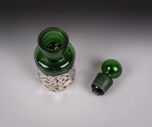 STERLING SILVER EMERALD GREEN GLASS SCENT BOTTLE BY WILLIAM HUTTON SONS 1903 - ADDITIONAL PHOTO 5