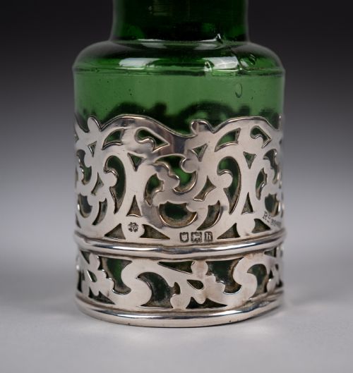 STERLING SILVER EMERALD GREEN GLASS SCENT BOTTLE BY WILLIAM HUTTON SONS 1903 - ADDITIONAL PHOTO 6