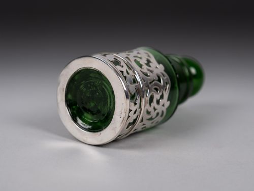 STERLING SILVER EMERALD GREEN GLASS SCENT BOTTLE BY WILLIAM HUTTON SONS 1903 - ADDITIONAL PHOTO 7