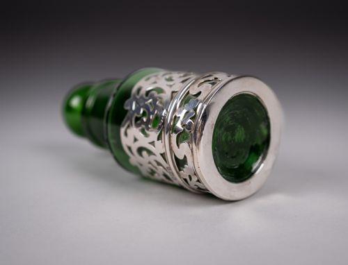 STERLING SILVER EMERALD GREEN GLASS SCENT BOTTLE BY WILLIAM HUTTON SONS 1903 - ADDITIONAL PHOTO 8