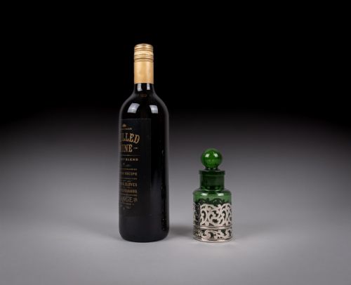 STERLING SILVER EMERALD GREEN GLASS SCENT BOTTLE BY WILLIAM HUTTON SONS 1903 - ADDITIONAL PHOTO 9