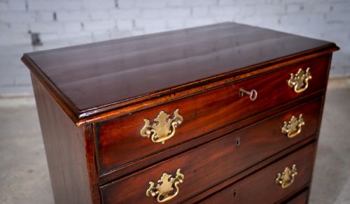 DIMINUTIVE SMALL GEORGIAN CHEST OF DRAWERS C1760 - ADDITIONAL PHOTO 3