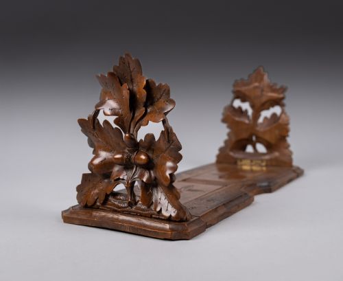 late 19th century black forest oak leaf extending book rack - CATEGORY: ANTIQUE MISCELLANEOUS - DATED 19TH CENTURY