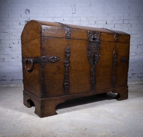 large 17th century oak iron bound baroque chest with original key c1700 - CATEGORY: ANTIQUE CHESTS - DATED 1700