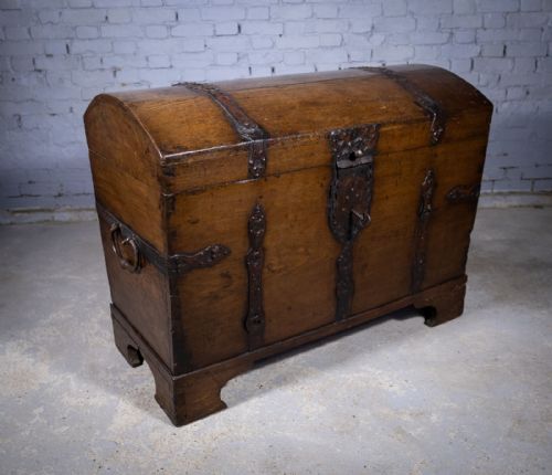 LARGE 17TH CENTURY OAK IRON BOUND BAROQUE CHEST WITH ORIGINAL KEY C1700 - ADDITIONAL PHOTO 1