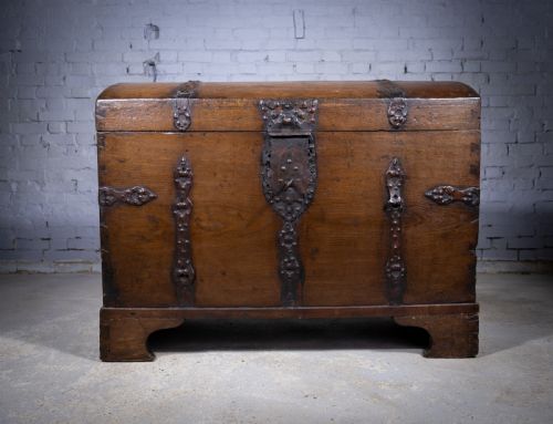 LARGE 17TH CENTURY OAK IRON BOUND BAROQUE CHEST WITH ORIGINAL KEY C1700 - ADDITIONAL PHOTO 2