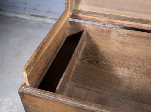 LARGE 17TH CENTURY OAK IRON BOUND BAROQUE CHEST WITH ORIGINAL KEY C1700 - ADDITIONAL PHOTO 7