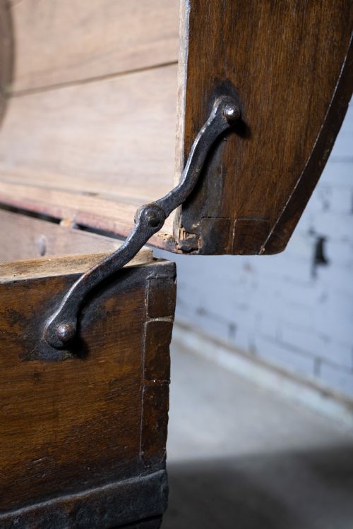 LARGE 17TH CENTURY OAK IRON BOUND BAROQUE CHEST WITH ORIGINAL KEY C1700 - ADDITIONAL PHOTO 8