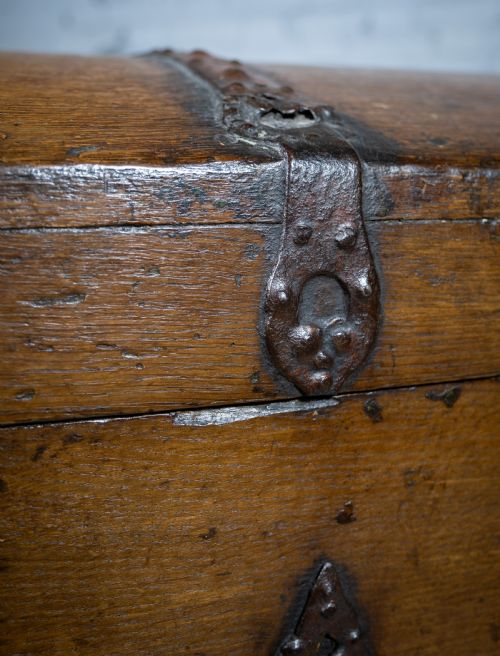LARGE 17TH CENTURY OAK IRON BOUND BAROQUE CHEST WITH ORIGINAL KEY C1700 - ADDITIONAL PHOTO 13