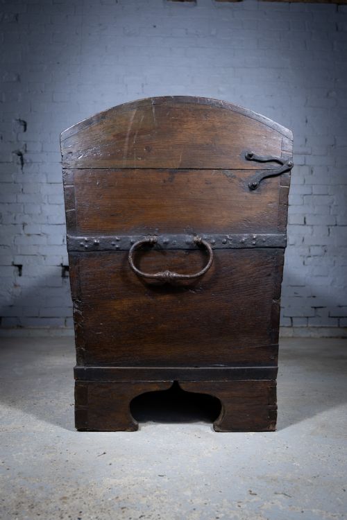 LARGE 17TH CENTURY OAK IRON BOUND BAROQUE CHEST WITH ORIGINAL KEY C1700 - ADDITIONAL PHOTO 15