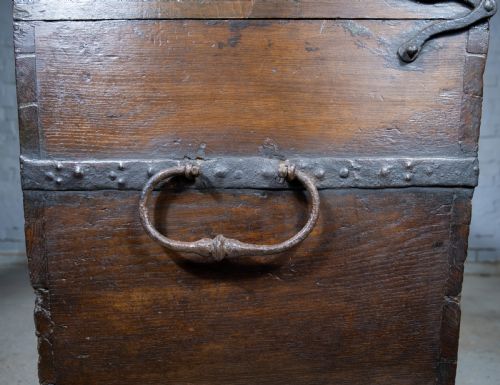 LARGE 17TH CENTURY OAK IRON BOUND BAROQUE CHEST WITH ORIGINAL KEY C1700 - ADDITIONAL PHOTO 16