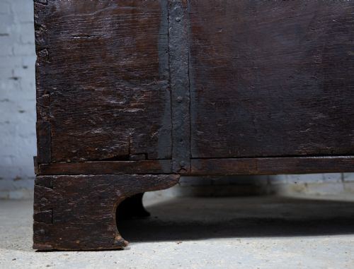 LARGE 17TH CENTURY OAK IRON BOUND BAROQUE CHEST WITH ORIGINAL KEY C1700 - ADDITIONAL PHOTO 18