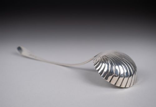 STERLING SILVER LADLE BY HESTER BATEMAN LONDON 1787 WITH CASE - ADDITIONAL PHOTO 5