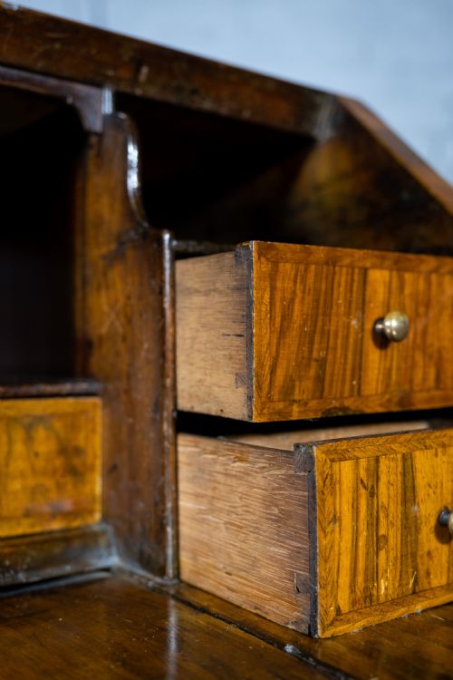 GEORGE I WALNUT FEATHERBANDED BUREAU C1720 - ADDITIONAL PHOTO 16
