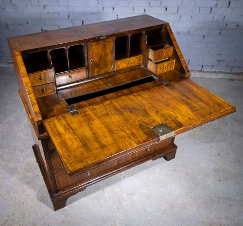 GEORGE I WALNUT FEATHERBANDED BUREAU C1720 - ADDITIONAL PHOTO 17