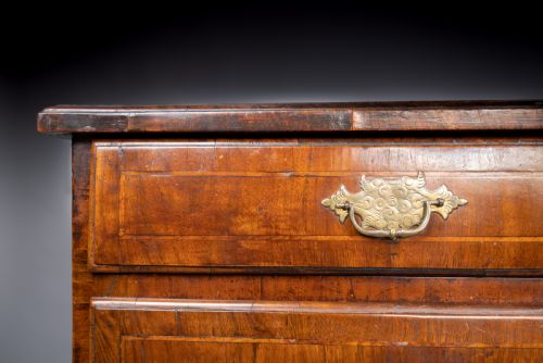 GEORGE II WALNUT CROSS BANDED CHEST OF DRAWERS C1740 - ADDITIONAL PHOTO 4