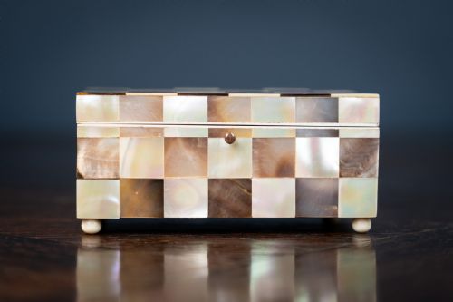 MOTHER OF PEARL ABALONE CHEQUERED TRINKET BOX C1910 - ADDITIONAL PHOTO 3