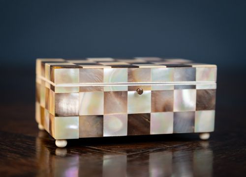 MOTHER OF PEARL ABALONE CHEQUERED TRINKET BOX C1910 - ADDITIONAL PHOTO 4
