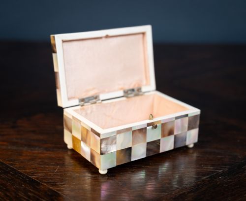 MOTHER OF PEARL ABALONE CHEQUERED TRINKET BOX C1910 - ADDITIONAL PHOTO 5