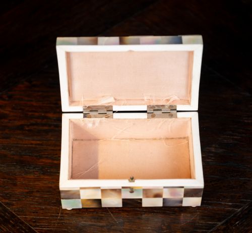MOTHER OF PEARL ABALONE CHEQUERED TRINKET BOX C1910 - ADDITIONAL PHOTO 7