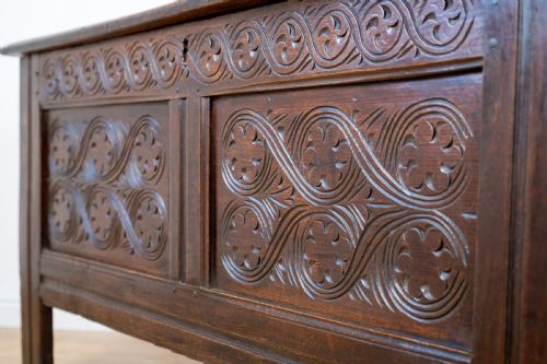 LARGE 17TH CENTURY OAK COFFER - ADDITIONAL PHOTO 4