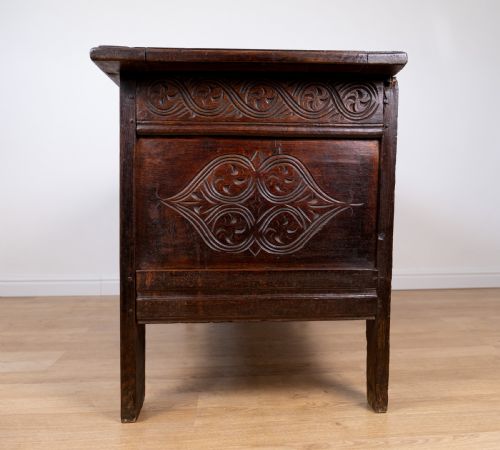 LARGE 17TH CENTURY OAK COFFER - ADDITIONAL PHOTO 6