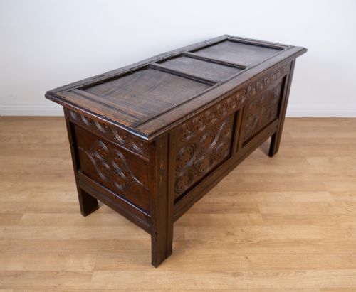 LARGE 17TH CENTURY OAK COFFER - ADDITIONAL PHOTO 8