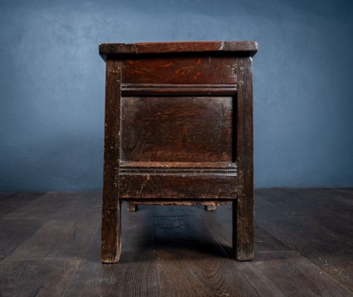SMALL 17TH CENTURY OAK COFFER - ADDITIONAL PHOTO 4
