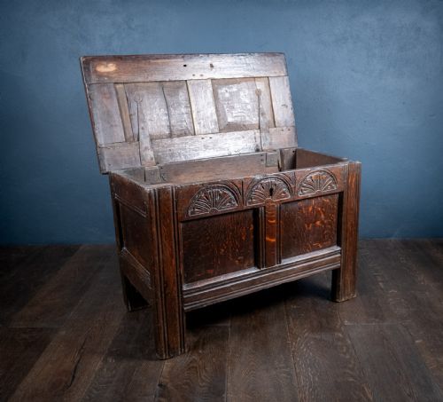 SMALL 17TH CENTURY OAK COFFER - ADDITIONAL PHOTO 7