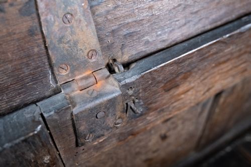 SMALL 17TH CENTURY OAK COFFER - ADDITIONAL PHOTO 8