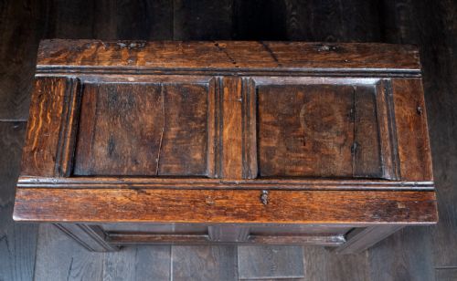 SMALL 17TH CENTURY OAK COFFER - ADDITIONAL PHOTO 9