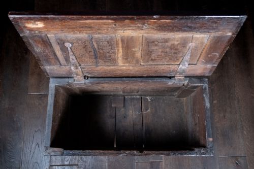 SMALL 17TH CENTURY OAK COFFER - ADDITIONAL PHOTO 10