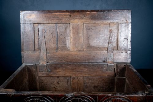 SMALL 17TH CENTURY OAK COFFER - ADDITIONAL PHOTO 11